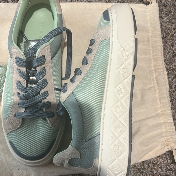 Semi new Tory Burch sneaker, really nice color for this winter - Picture 3 of 6